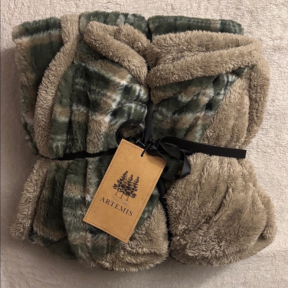 NWT Artemis Design Co. Green and Tan Plaid Throw Blanket